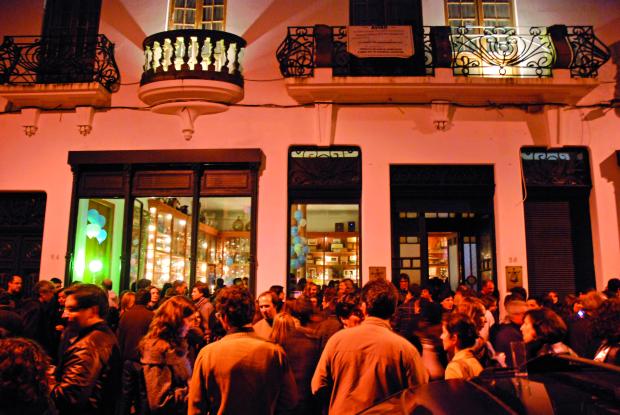 Nightlife-in-downtown-Porto.jpg