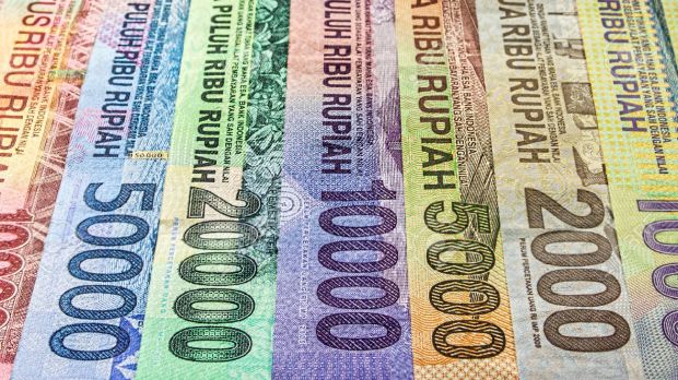 27901966-moneda-rupia-indonesia-en-diversas-denominaciones-de-billetes-foto-de-archivo