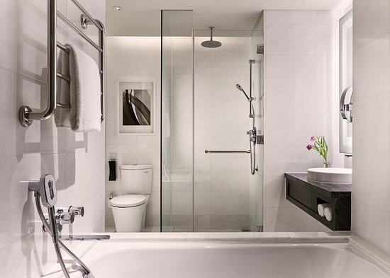 bathroom-at-carlton-city